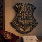 Blason harry potter mural Poudlard : écusson métallisé sur mur beige