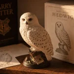 Sculpture Hedwige Harry Potter en résine, détail plume blanc