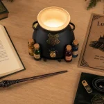 Lampe harry potter sur bureau, ambiance Poudlard, éclairage chaud