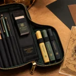 Trousse harry potter officielle ouverte sur table, intérieur visible