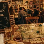 Café jeux : table avec jeu de société, cartes et pions, ambiance chaleureuse