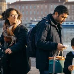 Que faire à Toulouse avec des enfants ce week-end : famille en poussette sur la Garonne