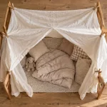 Idée de cabane dans une chambre facile : cabane 4 chaises, drap et coussins